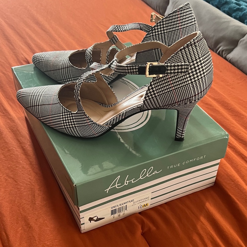 Abella Women's Houndstooth Heels with Buckle Straps